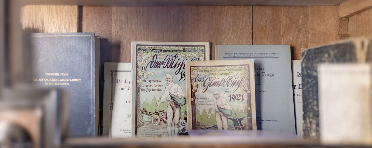 Regalfach mit verschiedenen Büchern und Heften u.a. von Georg Kropp