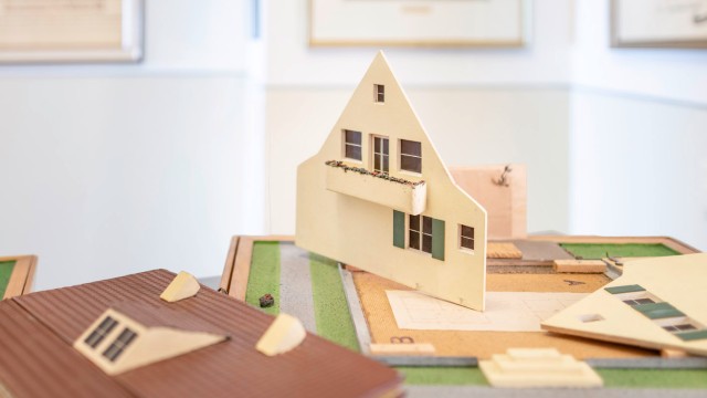 zusammenlegbares, dreidimensionales Modell eines Hauses aus Holz