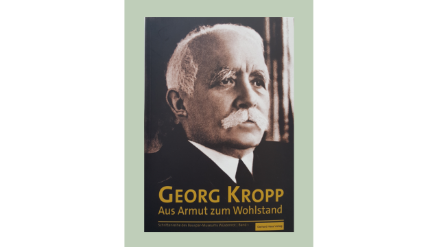 Buchcover: Fotografie von Georg Kropp mit dem goldfarbenen Aufdruck Georg Kropp, aus Armut zum Wohlstand
