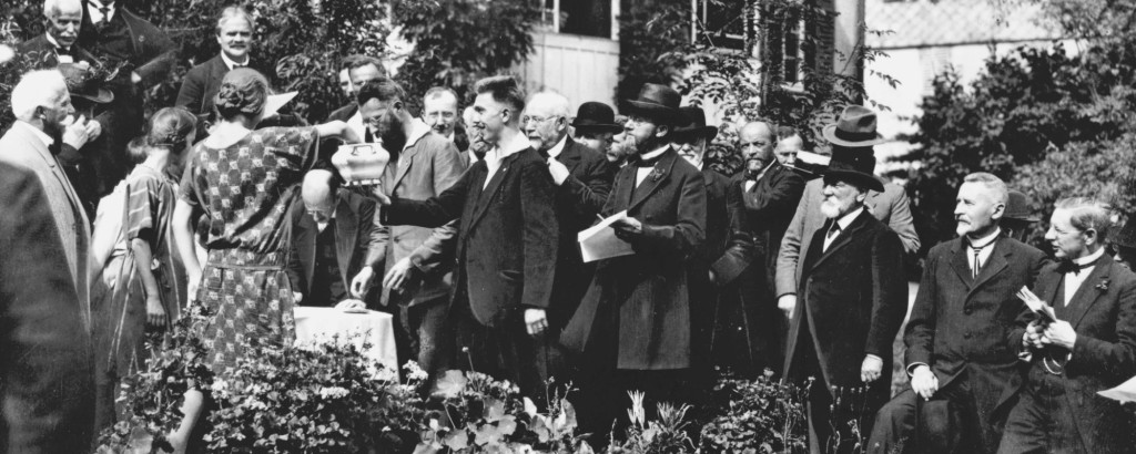 Schwarz-weiß-Fotografie mit vielen Menschen, die das Losverfahren zeigt